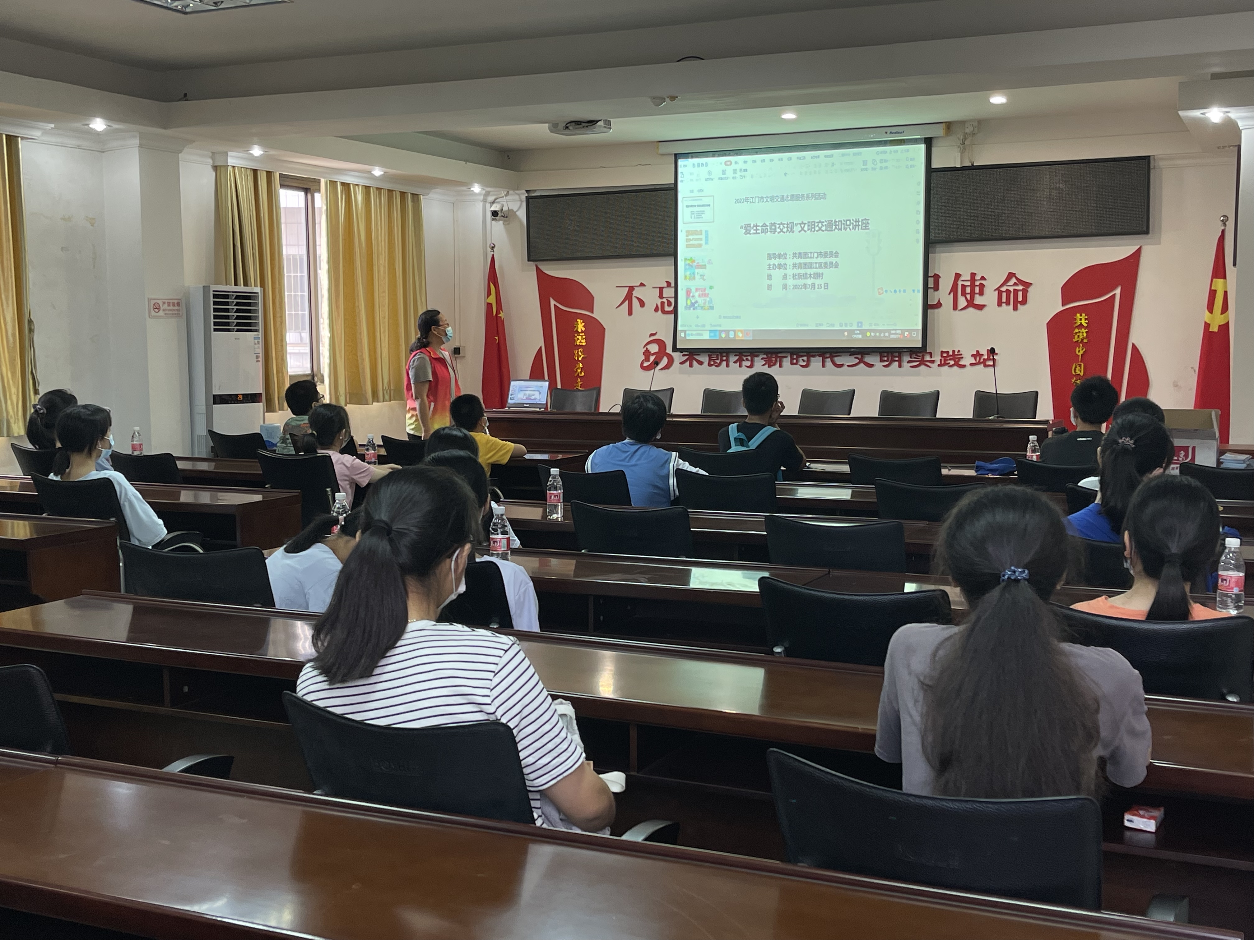 活動(dòng)時(shí)間:2022年7月15日 單位:共青團(tuán)蓬江區(qū)委員會(huì) 共青團(tuán)杜阮鎮(zhèn)委員會(huì) 服務(wù)對(duì)象:群眾 服務(wù)內(nèi)容:在杜阮鎮(zhèn)木朗村開展“愛(ài)生命尊交規(guī)”文明交通知識(shí)宣傳活動(dòng)(1).jpg