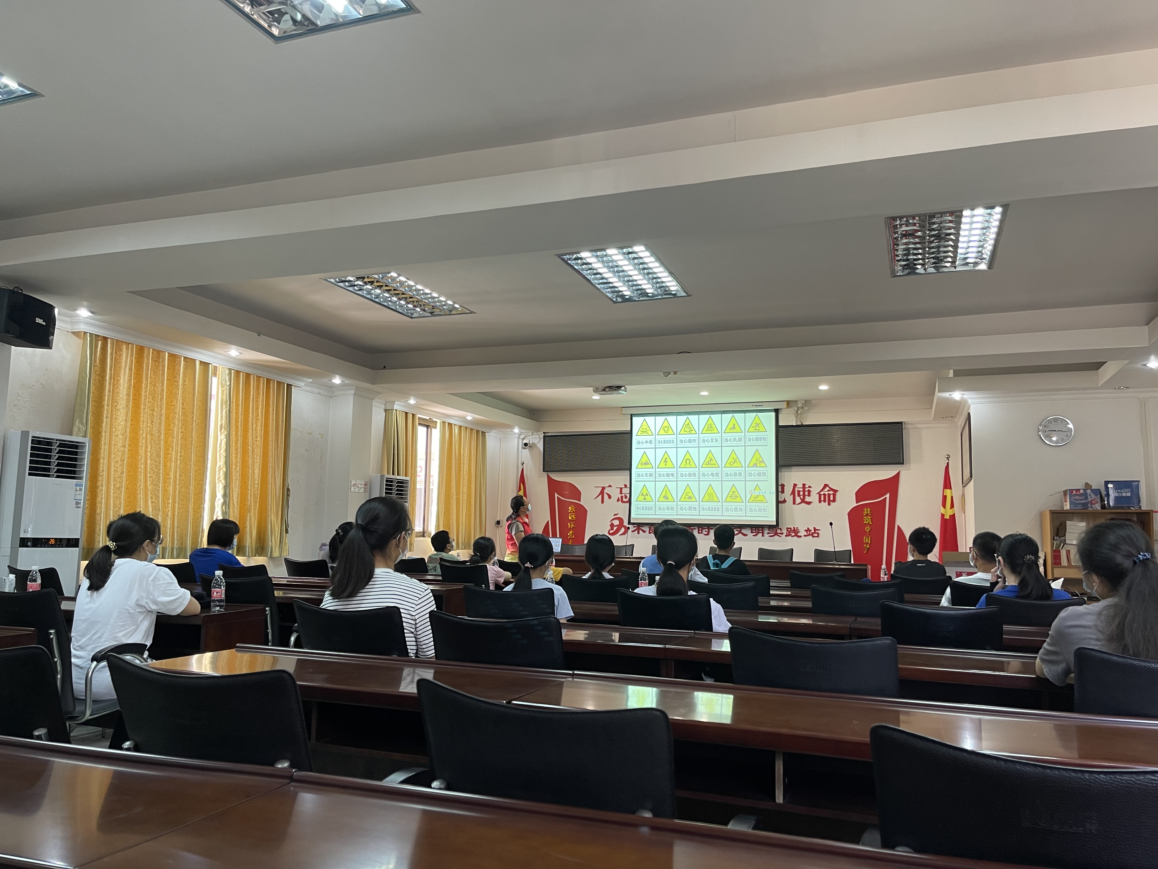 活動(dòng)時(shí)間:2022年7月15日 單位:共青團(tuán)蓬江區(qū)委員會(huì) 共青團(tuán)杜阮鎮(zhèn)委員會(huì) 服務(wù)對(duì)象:群眾 服務(wù)內(nèi)容:在杜阮鎮(zhèn)木朗村開展“愛(ài)生命尊交規(guī)”文明交通知識(shí)宣傳活動(dòng)(2).jpg